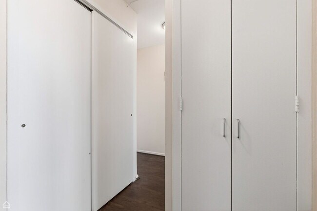 Building Photo - 6030 N Sheridan Rd