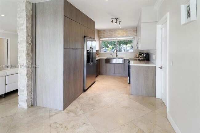 Building Photo - 2031 NE 14th Ct