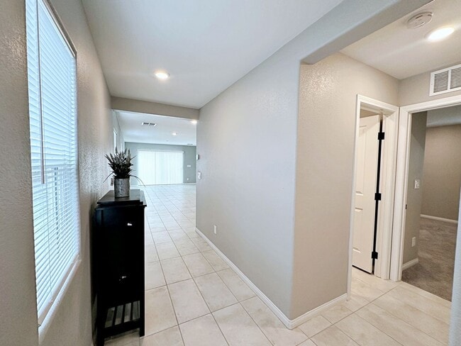 Building Photo - 4 BEDROOM + LOFT HOME IN GATED COMMUNITY