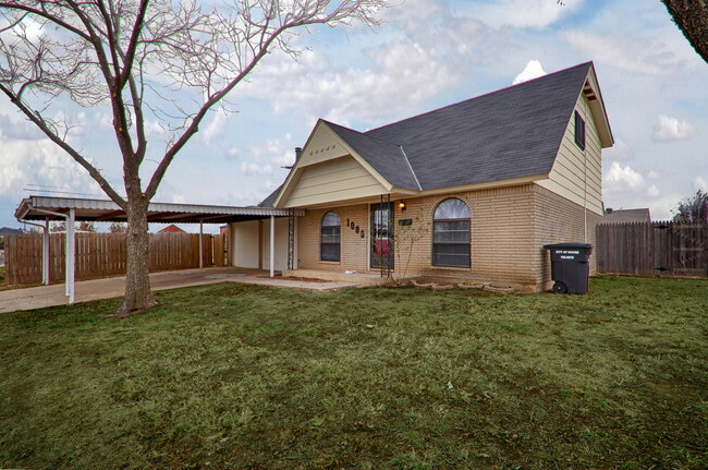 Primary Photo - 4 Bedroom - 2 Bathroom - Large Yard in Moo...