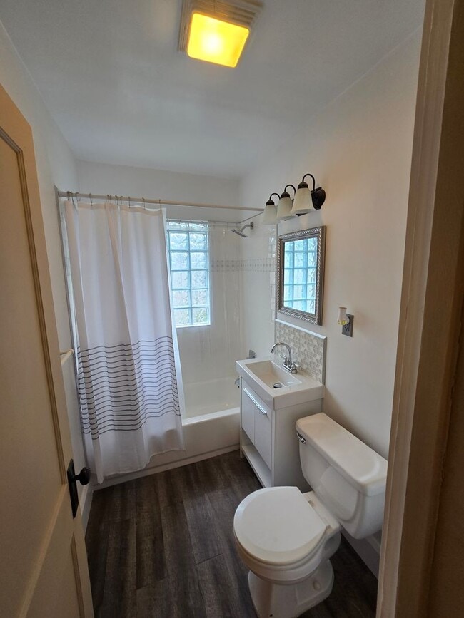 Building Photo - 1405 N Court St