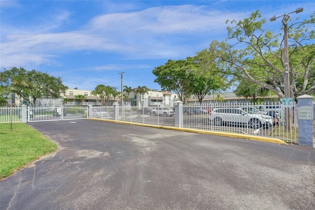 Building Photo - 4600 SW 67th Ave