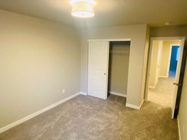 Building Photo - Beautiful Newer Home in Terrific Salmon Creek Location