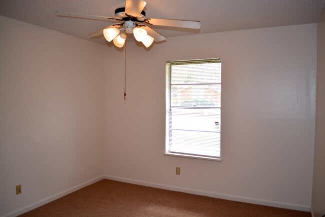 Building Photo - Spacious 4 Bedroom Home with multiple livi...