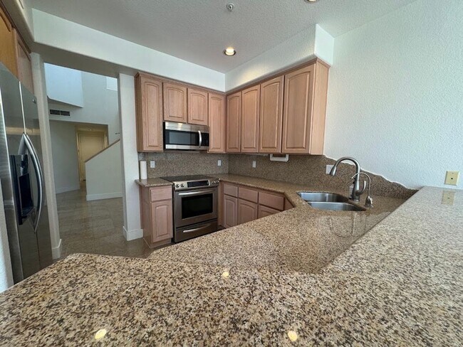 Building Photo - BEAUTIFUL 3 BEDROOM 3 BATHROOM HOME IN GAI...