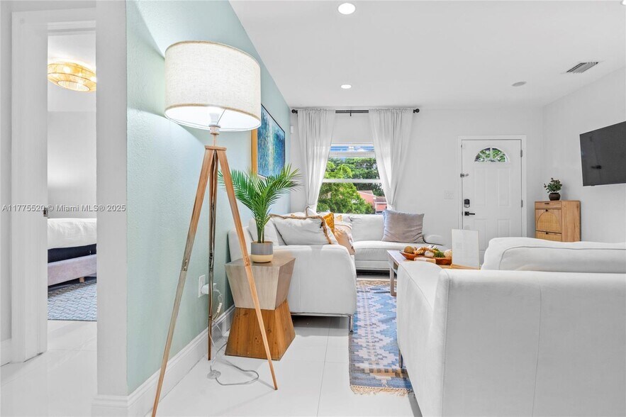 Building Photo - 4775 Collins Ave