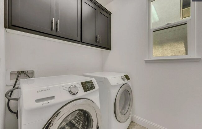 Building Photo - 3 bedroom | 3.5 bathroom | Davis Single Fa...