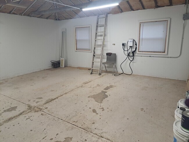 Building Photo - 2045 Farrell Ave