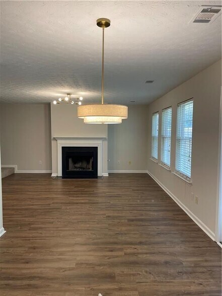 Building Photo - 160 Village Trce