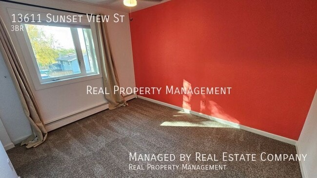 Building Photo - 13611 Sunset View St