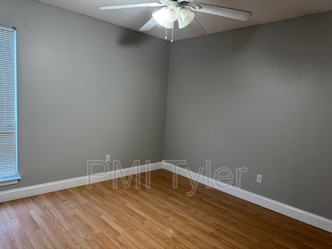 Building Photo - 1005 Towne Lake Dr