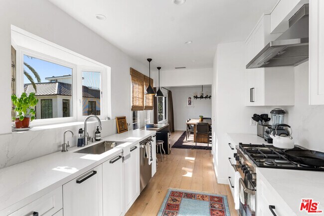 Building Photo - 502 N Sweetzer Ave