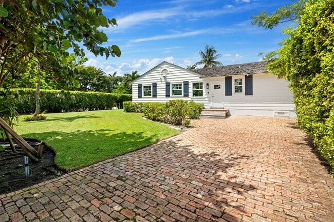 Building Photo - 1017 Tamarind Rd