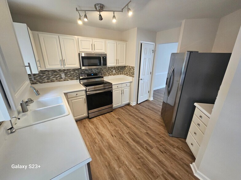 Building Photo - 304 Oak Cove Dr
