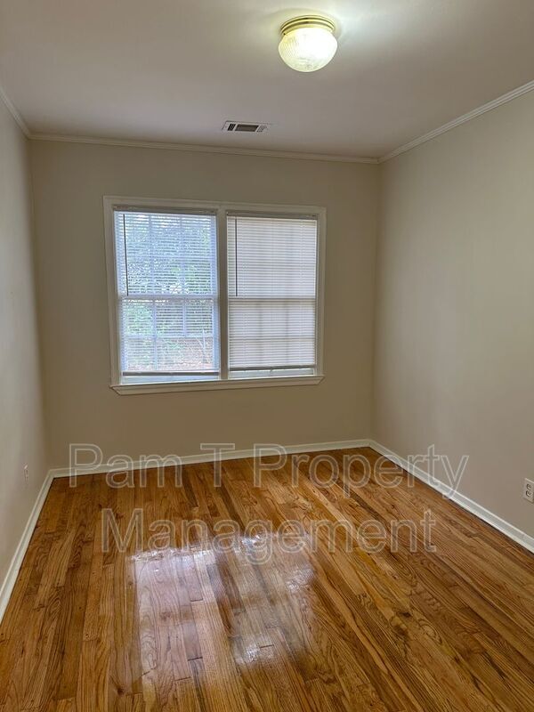 Building Photo - 1130 E 53rd St