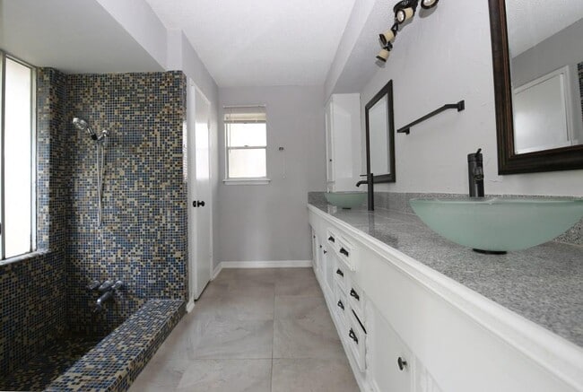 Building Photo - 710 Enchanted Trail Dr