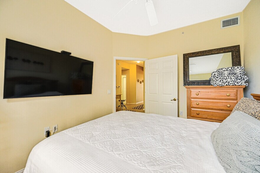 Building Photo - 3973 Bishopwood Ct E