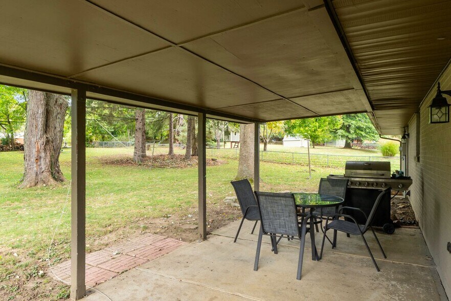 Building Photo - 3930 Beechwood Dr