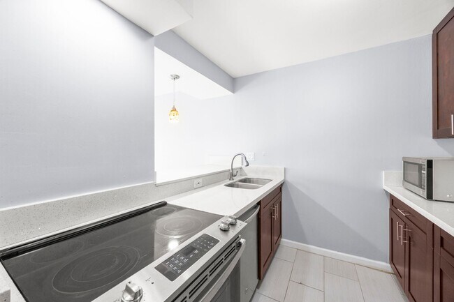 Building Photo - Beautiful 2BR/2BA Condo Close to Ala Moana & Downtown