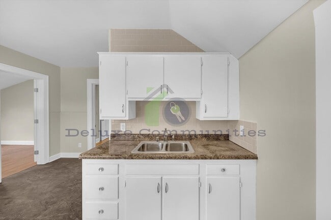 Building Photo - Completely Remodeled 2 Bed- Available Now!!