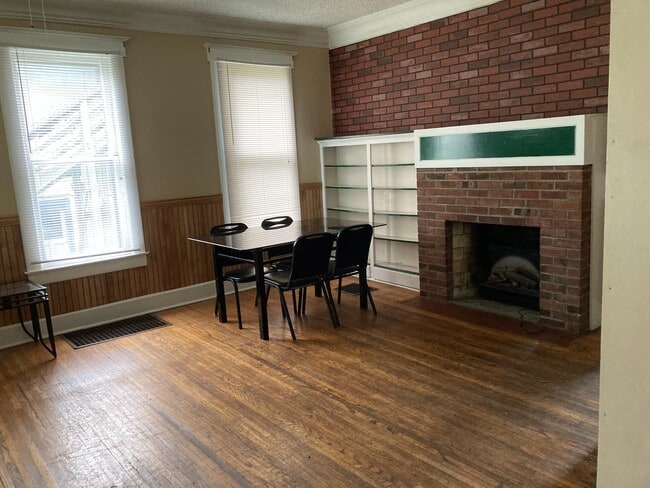 Building Photo - 808 W Oregon St