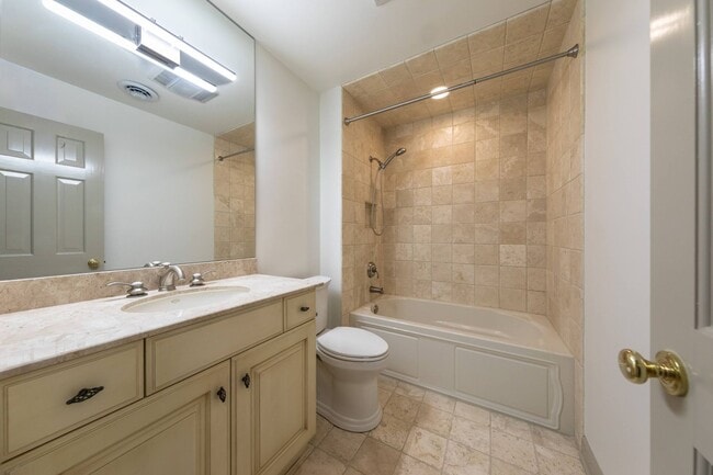 Building Photo - Elegant Townhome in Colonial Williamsburg