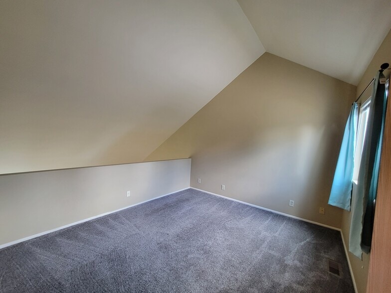 Master bedroom - 4207 W Bampton Ln