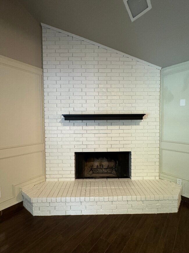 Building Photo - 5226 Bellefontaine Dr
