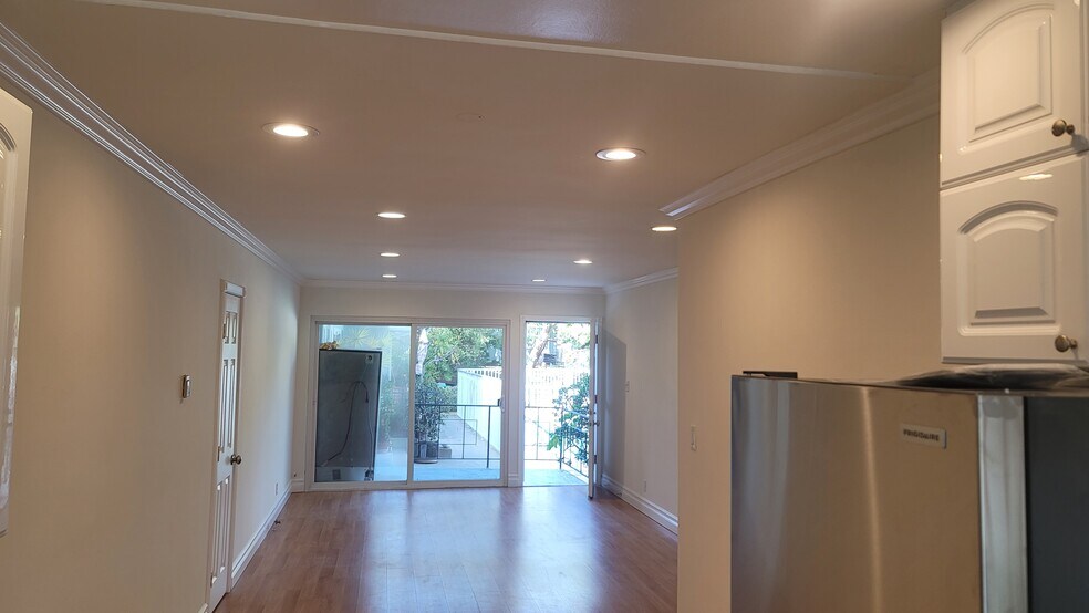 Building Photo - 2545 Beverley Ave