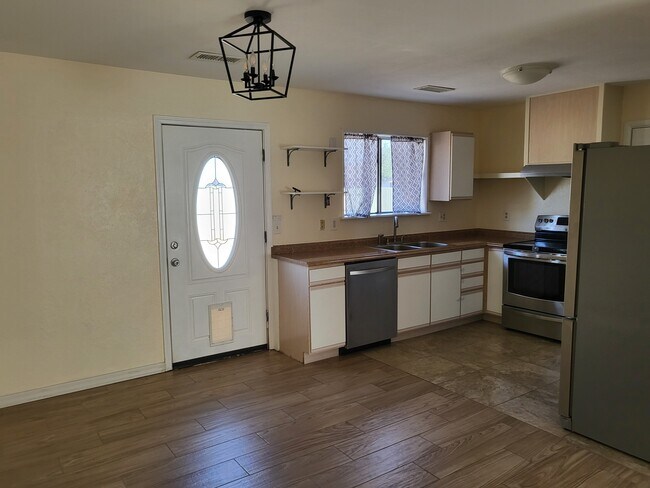 Building Photo - 3620 N Treasure Dr