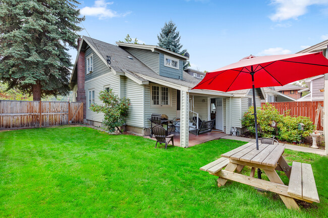 Fenced in back yard with BBQ and picnic table. - 717 E Lakeside Ave