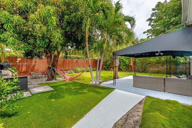 Building Photo - Fairway Drive, Miami Beach, FL 33141 - 3 B...