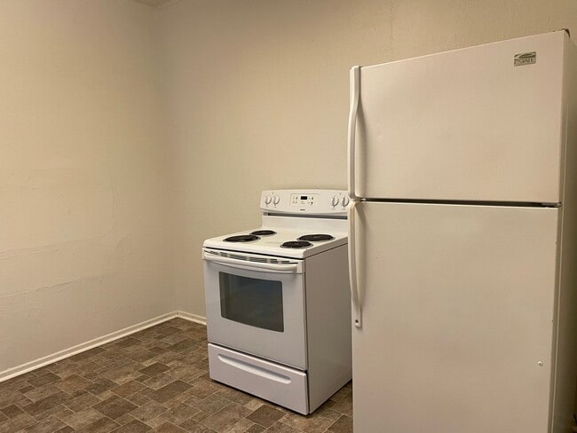 Building Photo - Nice 1 Bedroom 1 Bath Duplex