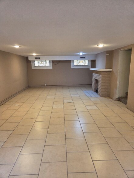 Building Photo - 1039 N Woodrow Ave