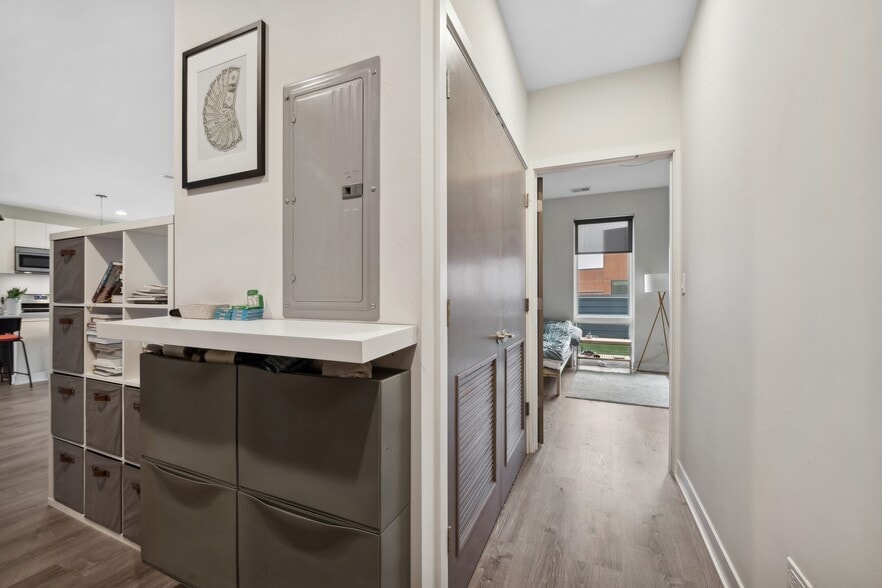 Building Photo - 3927 N Clarendon Ave