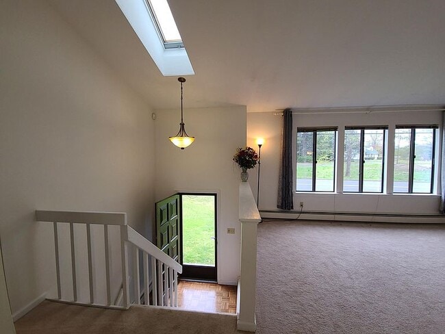 Building Photo - 15 Hoskins Rd