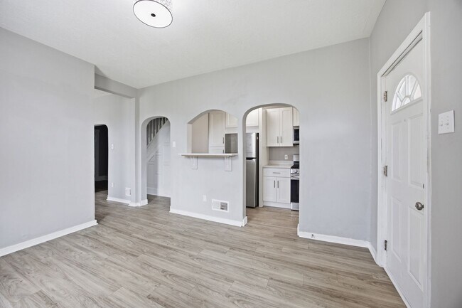 Building Photo - 827 Hinnerman St