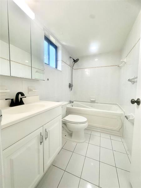 Building Photo - 717 Gardens Dr