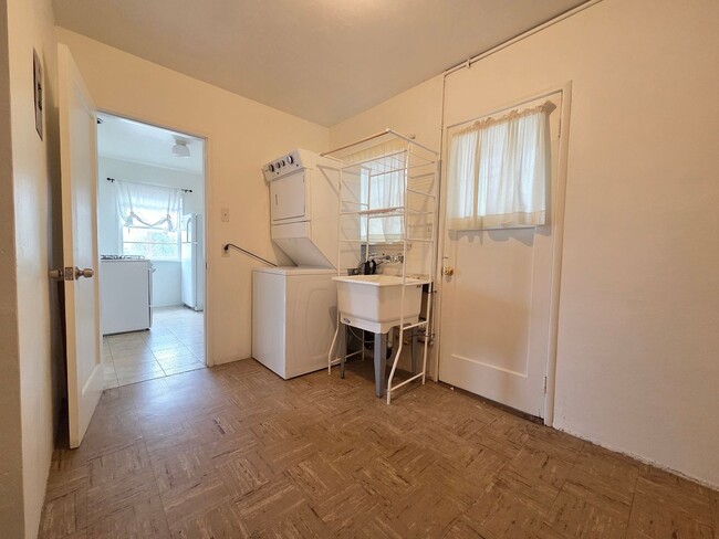 Building Photo - Charming 1-Bedroom Retreat!