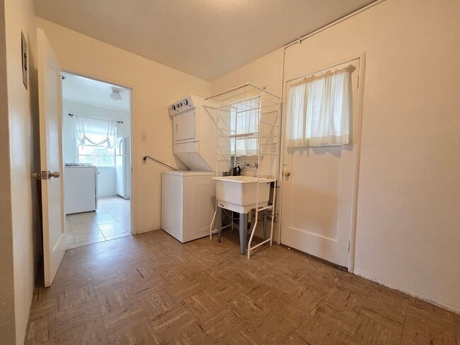 Building Photo - Charming 1-Bedroom Retreat! MOVE IN SPECIAL!!