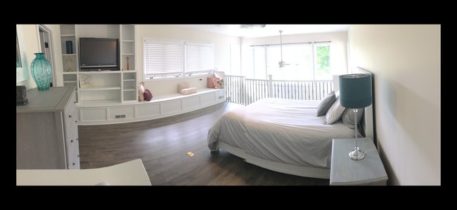 Upstairs master loft suite - 27030 County Road 653
