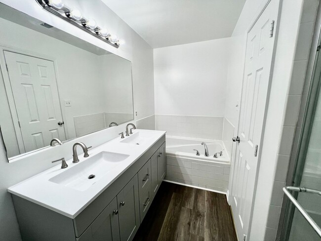 Building Photo - Spacious 4 Bedroom 3.5 Bathroom with Deck ...