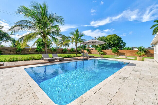 Building Photo - 7101 W Lake Dr