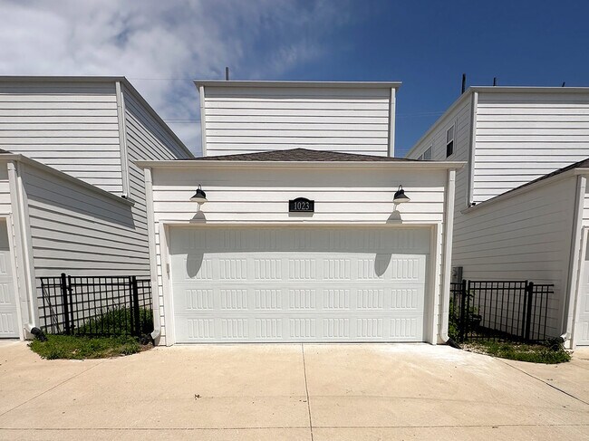 Building Photo - 1023 S Hollywood Ave