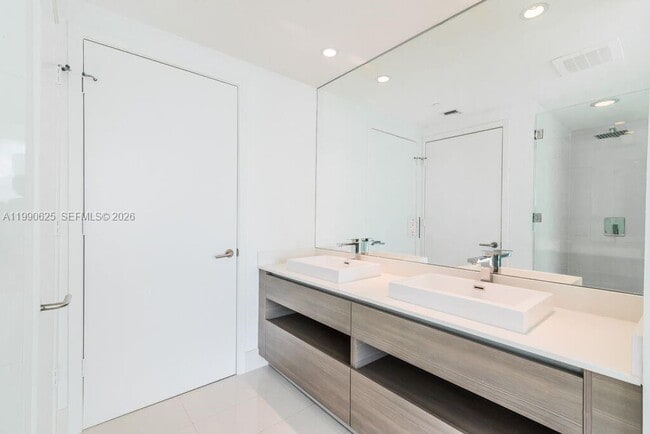 Building Photo - 460 NE 28th St