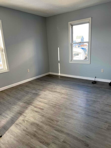 Building Photo - 57 Walnut St