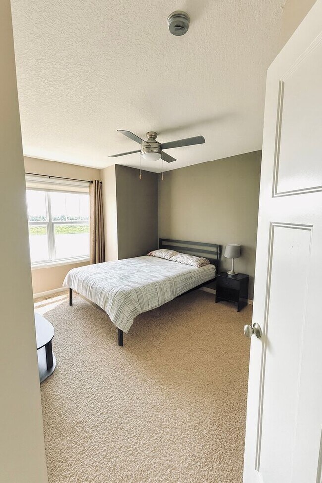 Building Photo - Updated 4bed/3bath Townhome in Prime Maple...