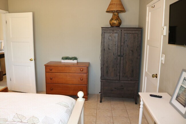 Building Photo - Two bedroom one bath fully furnished located in central Tucson!