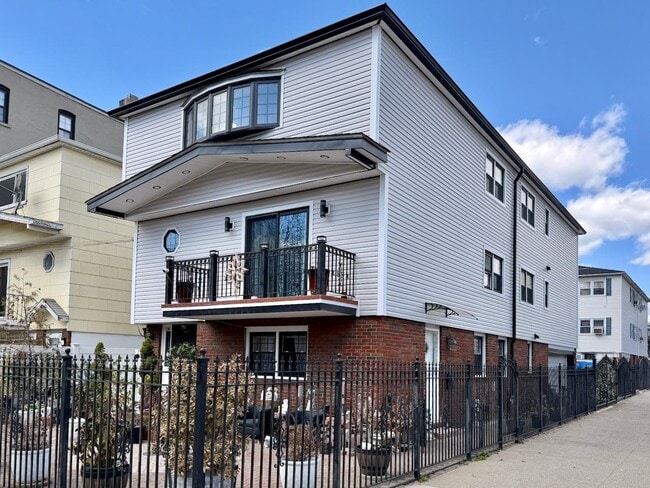 Building Photo - 196 6th St