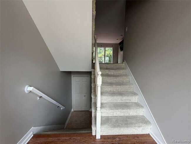 Building Photo - 758 Sandalwood Dr